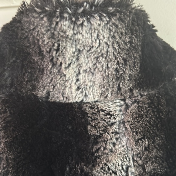 FAUX FUR Vest Cap sleeve & 3 Buttons 🇨🇦 design BLACK/Neutral US M EUC - Picture 7 of 11